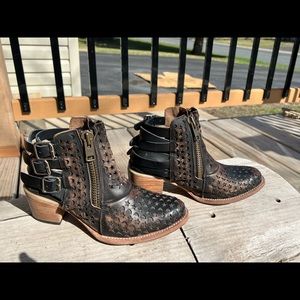 Dahlia - Black distressed